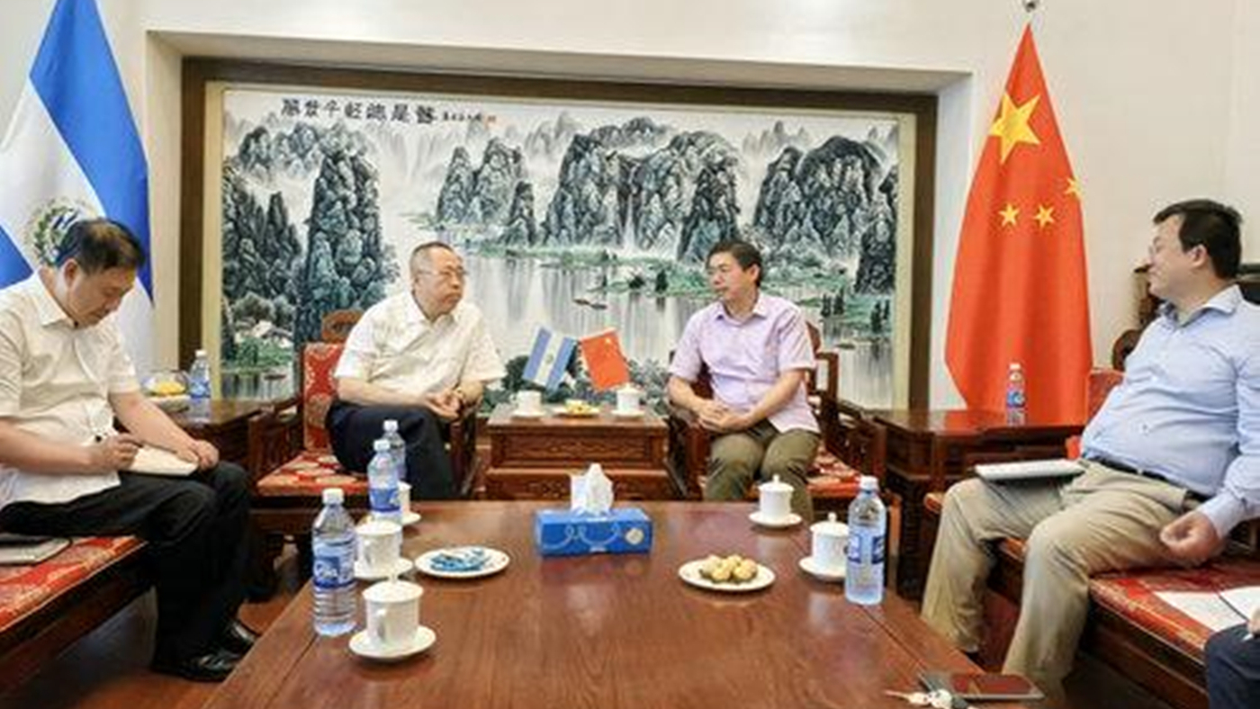 Vice President Yu Chunyang Visits Chinese Ambassador to El Salvador 